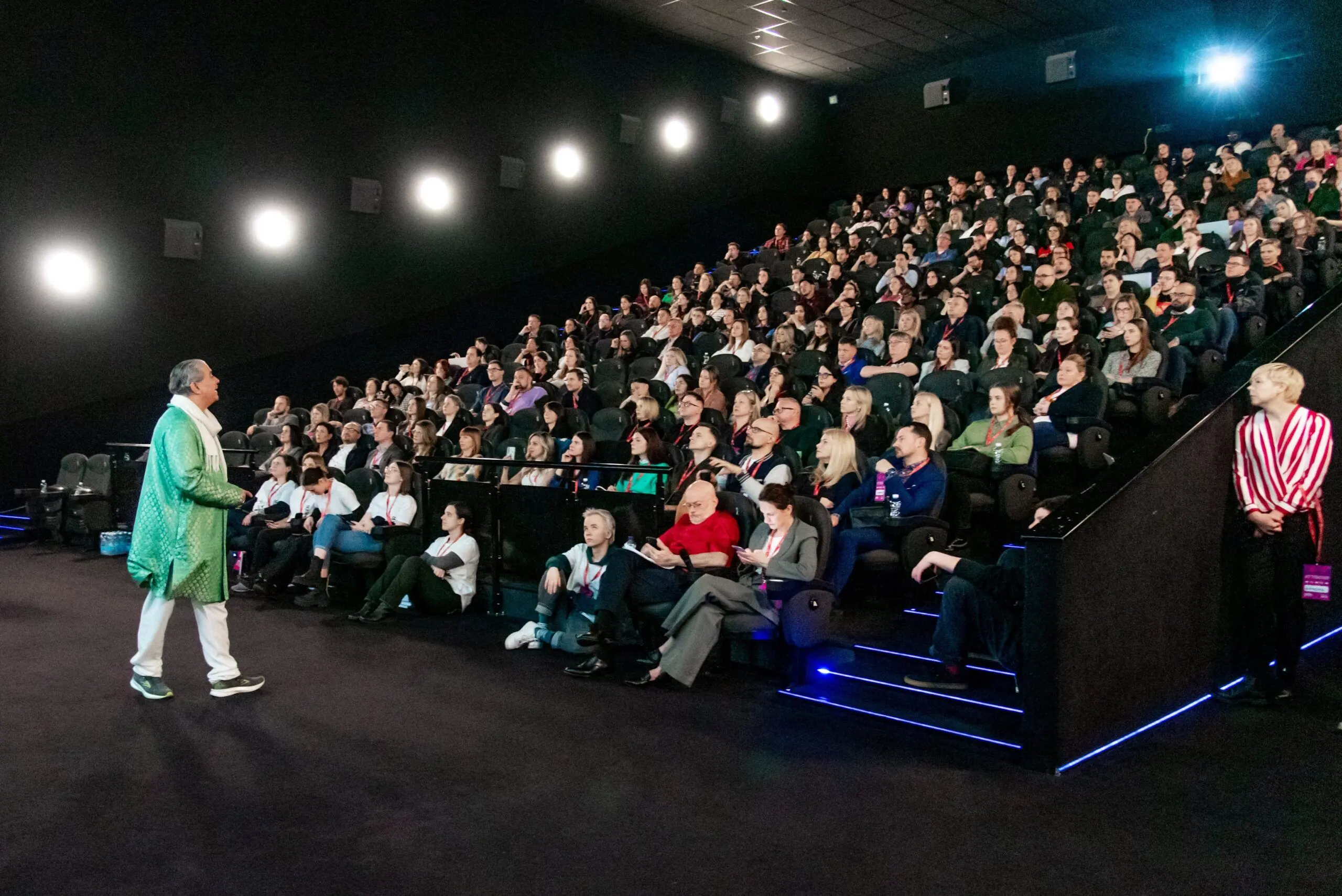 Sanjay Sauldie bei einer Keynote vor großem Publikum